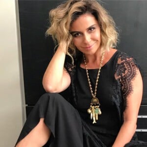 O colar com pingentes grandes garantiu um charme extra ao look all black de Giovanna Antonelli