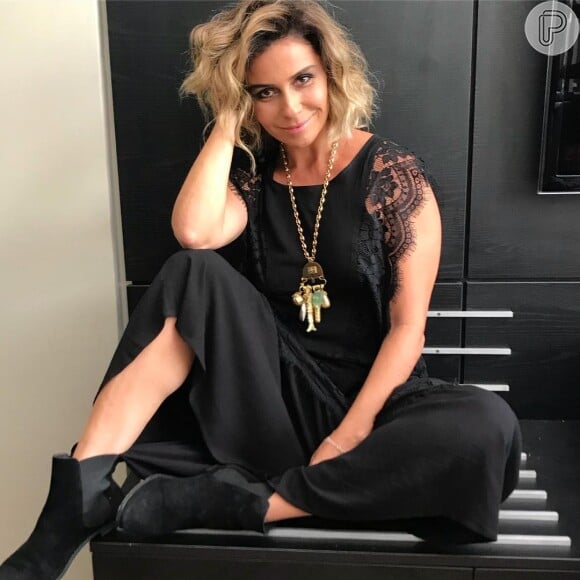 O colar com pingentes grandes garantiu um charme extra ao look all black de Giovanna Antonelli