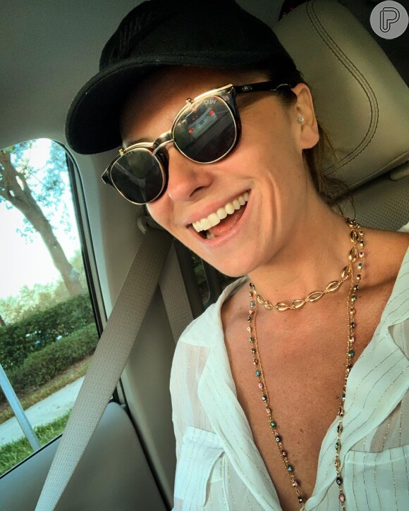 Giovanna Antonelli é fã de acessórios, como óculos e colar