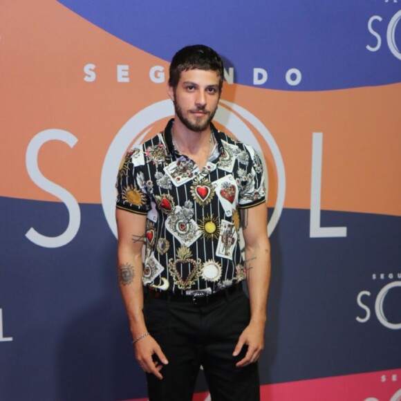 Chay Suede foi clicado por Laura Neiva usando aliança na mão esquerda