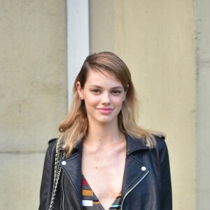 Laura Neiva apareceu segurando a irmã caçula e, em sua mão esquerda, usava uma aliança