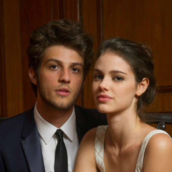 Chay Suede e Laura Neiva assumiram o namoro em 2014, mas romperam em julho de 2018, quando estavam noivos