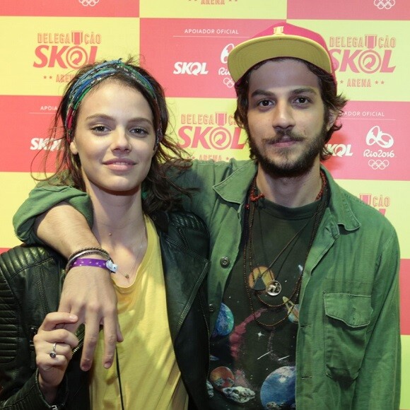 Chay Suede e Laura Neiva surgem de alianças após casamento remarcado em fotos compartilhadas nesta semana pela atriz
