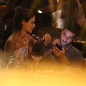 Laura Neiva e Chay Suede curtem jantar em clima de romance no Baixo Gávea, zona sul do Rio de Janeiro, na noite desta quinta-feira, 10 de janeiro de 2018