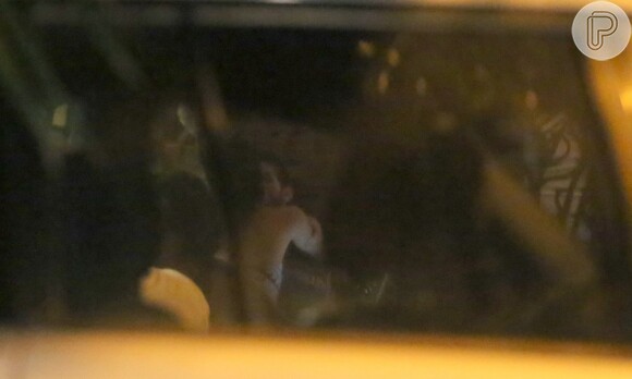 Laura Neiva e Chay Suede curtem jantar em clima de romance no Baixo Gávea, zona sul do Rio de Janeiro, na noite desta quinta-feira, 10 de janeiro de 2018