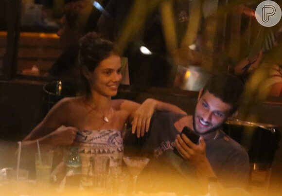 Laura Neiva e Chay Suede curtem jantar em clima de romance no Baixo Gávea, zona sul do Rio de Janeiro, na noite desta quinta-feira, 10 de janeiro de 2018
