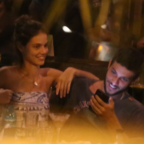 Laura Neiva e Chay Suede curtem jantar em clima de romance no Baixo Gávea, zona sul do Rio de Janeiro, na noite desta quinta-feira, 10 de janeiro de 2018