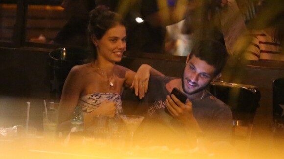 Laura Neiva exibe aliança e se diverte com Chay Suede em jantar no Rio. Fotos!