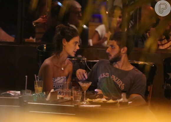 Laura Neiva e Chay Suede curtem jantar em clima de romance no Baixo Gávea, zona sul do Rio de Janeiro, na noite desta quinta-feira, 10 de janeiro de 2018