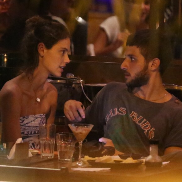 Laura Neiva e Chay Suede curtem jantar em clima de romance no Baixo Gávea, zona sul do Rio de Janeiro, na noite desta quinta-feira, 10 de janeiro de 2018