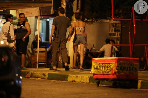 Laura Neiva e Chay Suede curtem jantar em clima de romance no Baixo Gávea, zona sul do Rio de Janeiro, na noite desta quinta-feira, 10 de janeiro de 2018