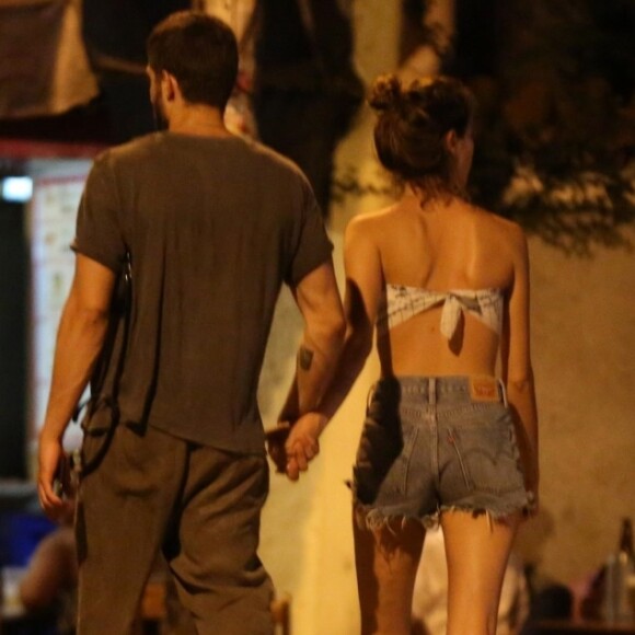 Laura Neiva e Chay Suede curtem jantar em clima de romance no Baixo Gávea, zona sul do Rio de Janeiro, na noite desta quinta-feira, 10 de janeiro de 2018