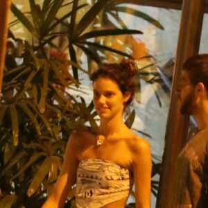 Laura Neiva e Chay Suede curtem jantar em clima de romance no Baixo Gávea, zona sul do Rio de Janeiro, na noite desta quinta-feira, 10 de janeiro de 2018