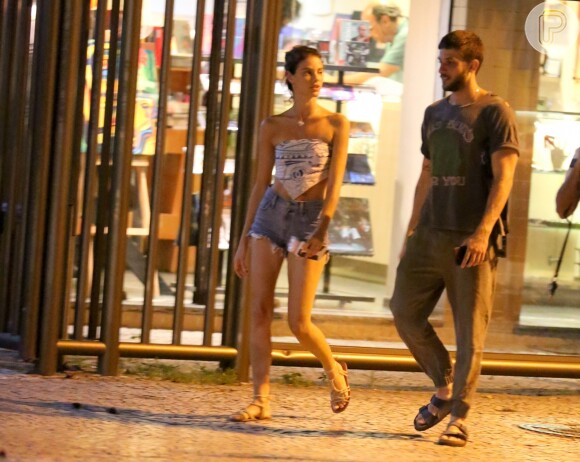 Laura Neiva e Chay Suede curtem jantar em clima de romance no Baixo Gávea, zona sul do Rio de Janeiro, na noite desta quinta-feira, 10 de janeiro de 2018