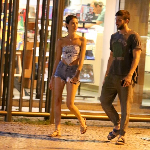 Laura Neiva e Chay Suede curtem jantar em clima de romance no Baixo Gávea, zona sul do Rio de Janeiro, na noite desta quinta-feira, 10 de janeiro de 2018