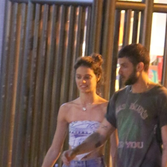 Laura Neiva e Chay Suede curtem jantar em clima de romance no Baixo Gávea, zona sul do Rio de Janeiro, na noite desta quinta-feira, 10 de janeiro de 2018