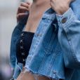 Bella Hadid: top cropped + jeans destroyed