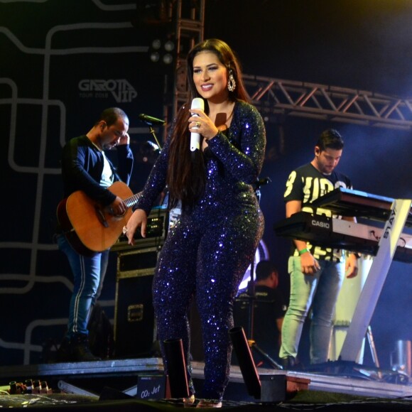 A internauta alfinetou os looks de Simone: 'Tem alguém tentando apagar o brilho dela com esses looks horríveis'