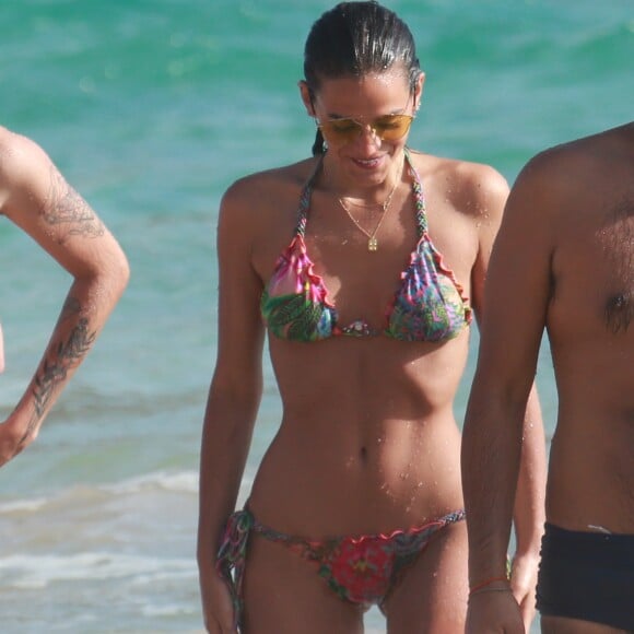 Bruna Marquezine esta semana curtiu praia no Rio com a amiga Manu Gavassi