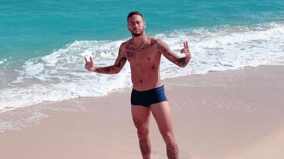 Neymar curte praia do Oriente Médio e compartilha foto de sunga: 'No deserto'
