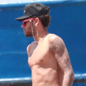 'No deserto', comentou Neymar ao postar vídeo fazendo embaixadinha