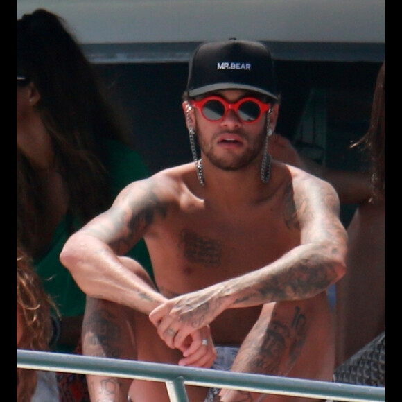 Neymar curte praia em Catar