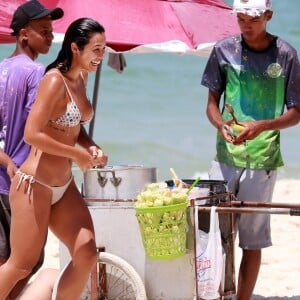 Yanna Lavigne checa marquinha de biquíni, come milho e dá mergulho em mar da Barra da Tijuca, zona oeste do Rio de Janeiro, nesta segunda-feira, 14 de janeiro de 2018