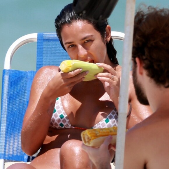 Yanna Lavigne checa marquinha de biquíni, come milho e dá mergulho em mar da Barra da Tijuca, zona oeste do Rio de Janeiro, nesta segunda-feira, 14 de janeiro de 2018