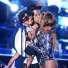 Jay-Z beija Beyoncé, observado pela pequena Blue Ivy, de apenas 2 anos