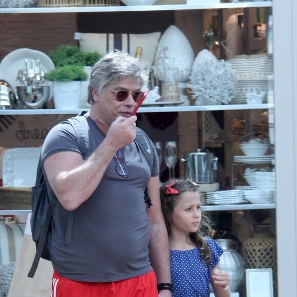 Fabio Assunção tirou o dia para um programa em família com a filha, Ella Felipa