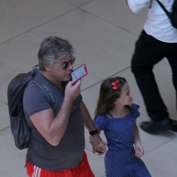 Fabio Assunção e a filha, Ella Felipa, de 7 anos, conferiram as novidades em shopping do Rio de Janeiro