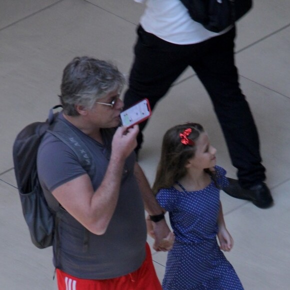 Fabio Assunção levou a filha, Ella Felipa, de 7 anos, para passeio em shopping da Barra da Tijuca, Zona Oeste do Rio