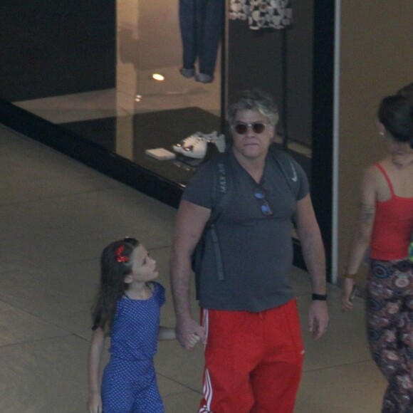 Fabio Assunção e a filha, Ella Felipa, de 7 anos, conferiram as novidades em shopping do Rio de Janeiro, nesta terça-feira, 15 de janeiro de 2019