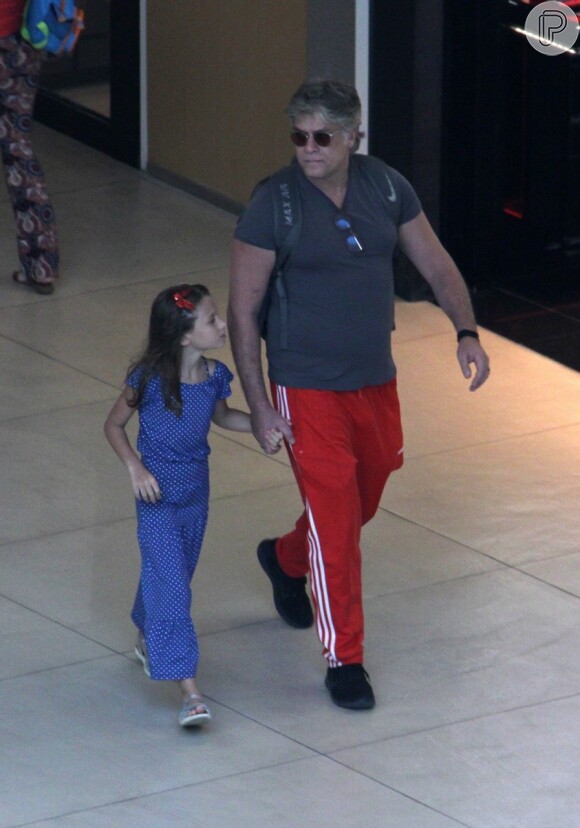 Fabio Assunção levou a filha, Ella Felipa, de 7 anos, para um passeio no shopping Village Mall, na Barra da Tijuca, Zona Oeste do Rio de Janeiro