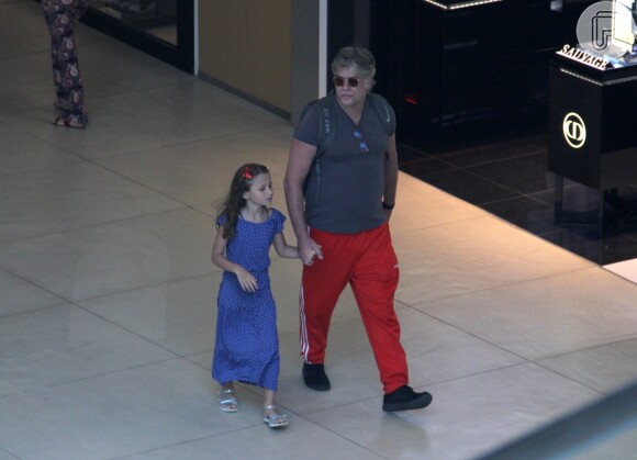 Fabio Assunção e a filha, Ella Felipa, de 7 anos, foram clicados durante passeio por shopping
