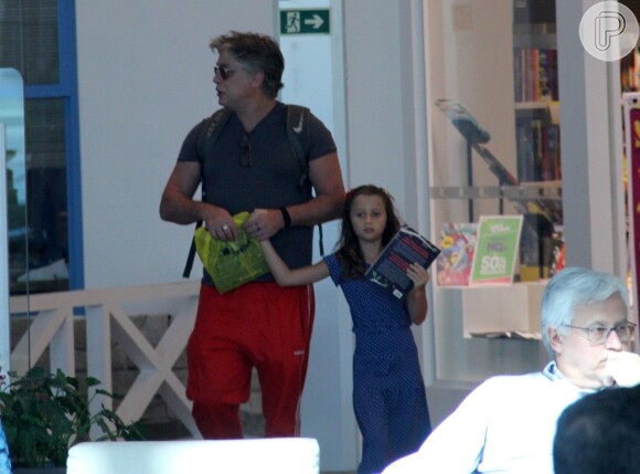 Fabio Assunção e a filha, Ella Felipa, aproveitaram a passagem por shopping e compraram livros