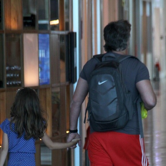 Fabio Assunção e a filha, Ella Felipa, passaram por livraria durante passeio em shopping do Rio