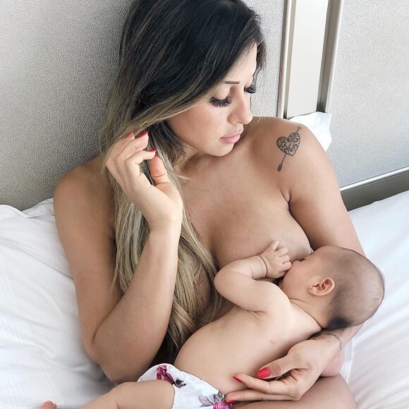 'Você quer o colo da mamãe? Venha! Uma perninha para frente, a outra... venha com a mamãe. Ela quer correr, sair correndo', disse Mayra Cardi