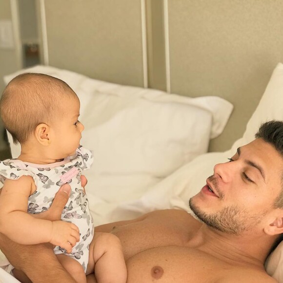 Arthur Aguiar está sempre compartilhando momentos fofos com a filha, Sophia