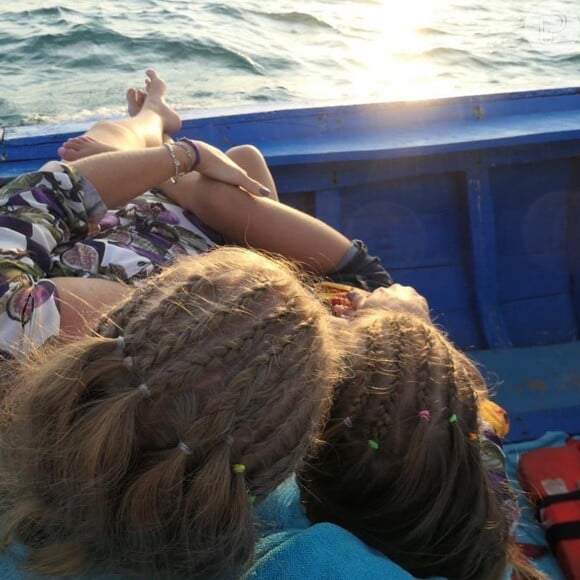 Angélica e a filha, Eva, aderiram ao penteado nagô durante viagem de férias pela África