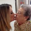 Ticiane Pinheiro beija Palmirinha Onofre durante gravação do 'Programa da Tarde', da Record. 'Emocionante'