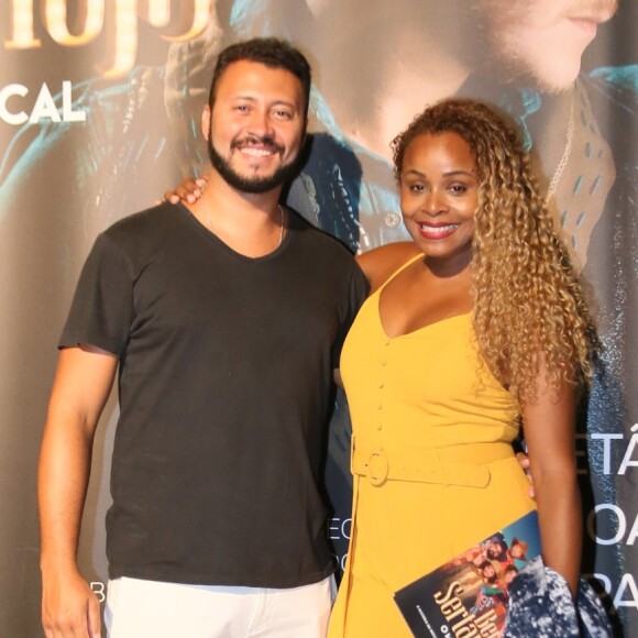 Roberta Rodrigues e o marido, Guilherme Guimarães se reúnem para prestigiar Michel Teló no musical 'Bem Sertanejo', na Cidade das Artes, na Barra da Tijuca, zona oeste do Rio de Janeiro, na noite desta quinta-feira, 17 de janeiro de 2019