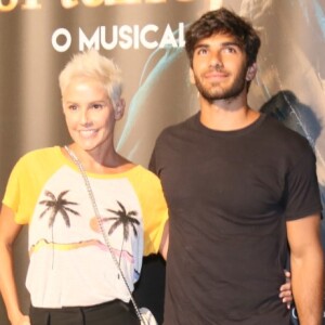 Deborah Secco posa com o marido, Hugo Moura, em evento