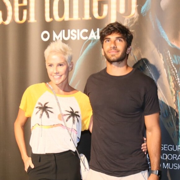 Deborah Secco posa com o marido, Hugo Moura, em evento