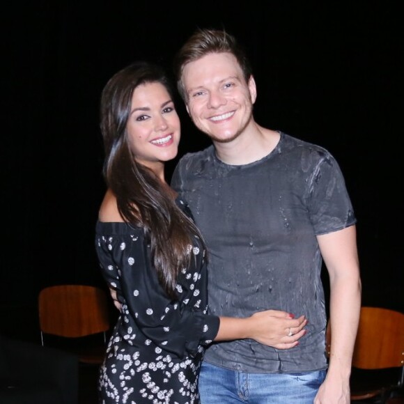 Thais Fersoza posa abraçada ao marido e protagonista do evento, Michel Teló