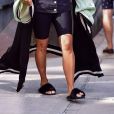 Kimonos e bermuda ciclista deixam o look com sandálias flat mais fashion