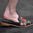 Para deixar o look com sandálias flat mais arrumado, aposte em calçados com detalhes, como o bordado