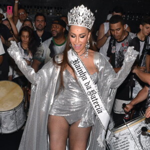 Sabrina Sato é coroada como rainha de bateria da Gaviões da Fiel em ensaio da escola de samba, realizado no Bom Retiro, em São Paulo, na noite desta sexta-feira, 18 de janeiro de 2018