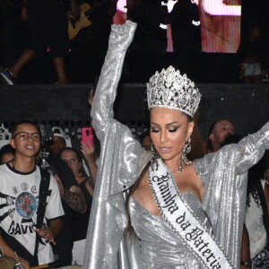 Sabrina Sato é coroada como rainha de bateria da Gaviões da Fiel em ensaio da escola de samba, realizado no Bom Retiro, em São Paulo, na noite desta sexta-feira, 18 de janeiro de 2018