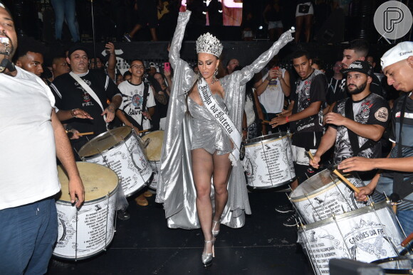 Sabrina Sato é coroada como rainha de bateria da Gaviões da Fiel em ensaio da escola de samba, realizado no Bom Retiro, em São Paulo, na noite desta sexta-feira, 18 de janeiro de 2018